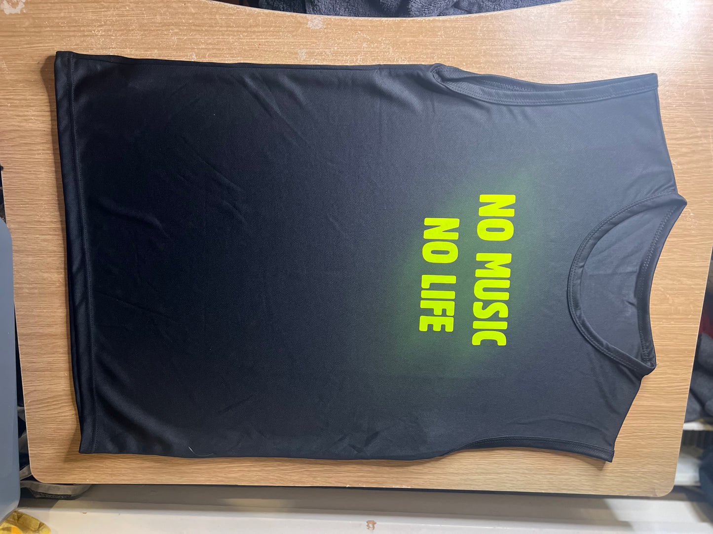 Camiseta tirantes negra hombre no music no life brilla