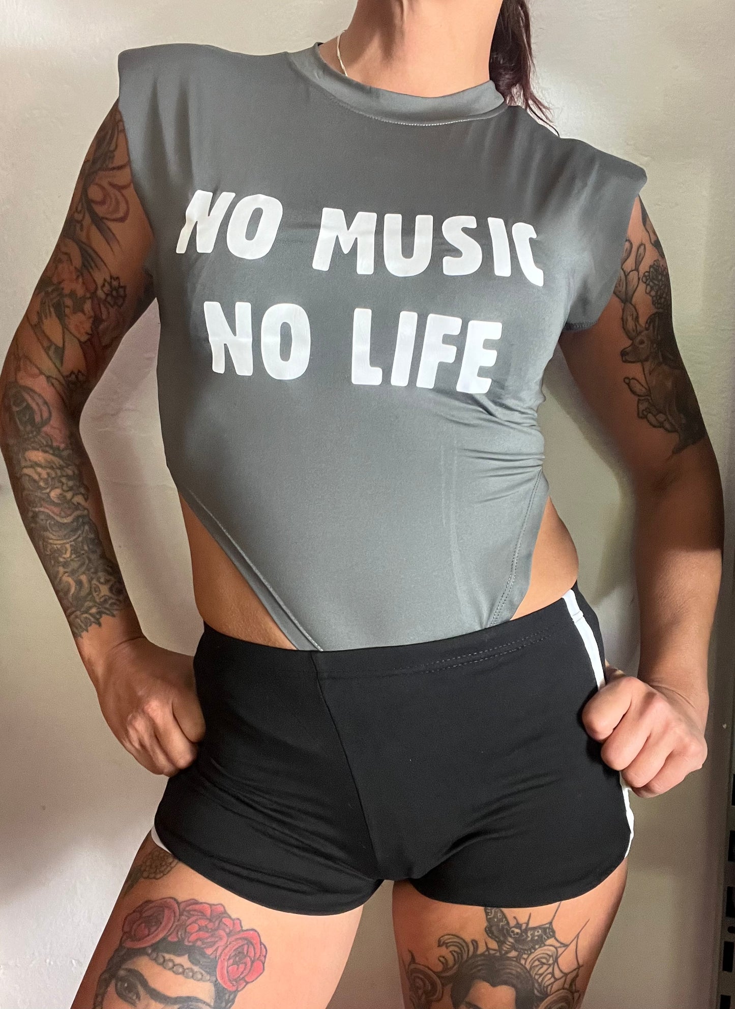 Body gris con hombreras No music no life