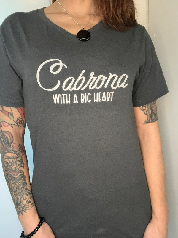 Camiseta gris cabr*na with a big heart cuello pico V de Nyx Fashion Ibz