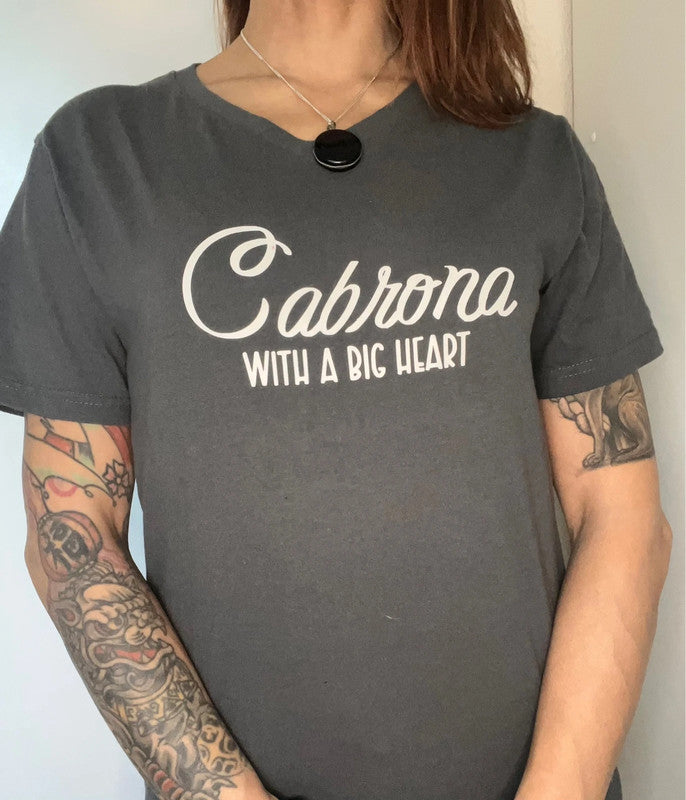 Camiseta gris cabr*na with a big heart cuello pico V de Nyx Fashion Ibz