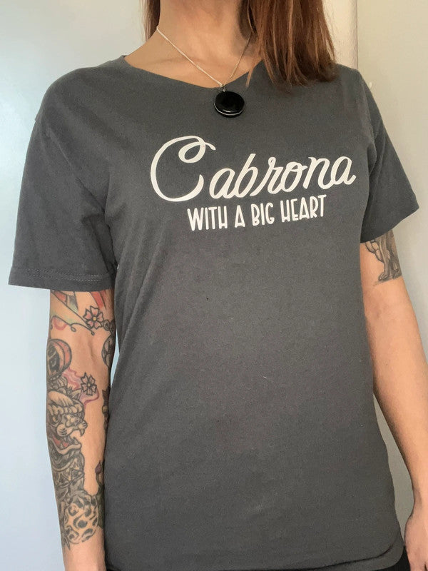 Camiseta gris cabr*na with a big heart cuello pico V de Nyx Fashion Ibz