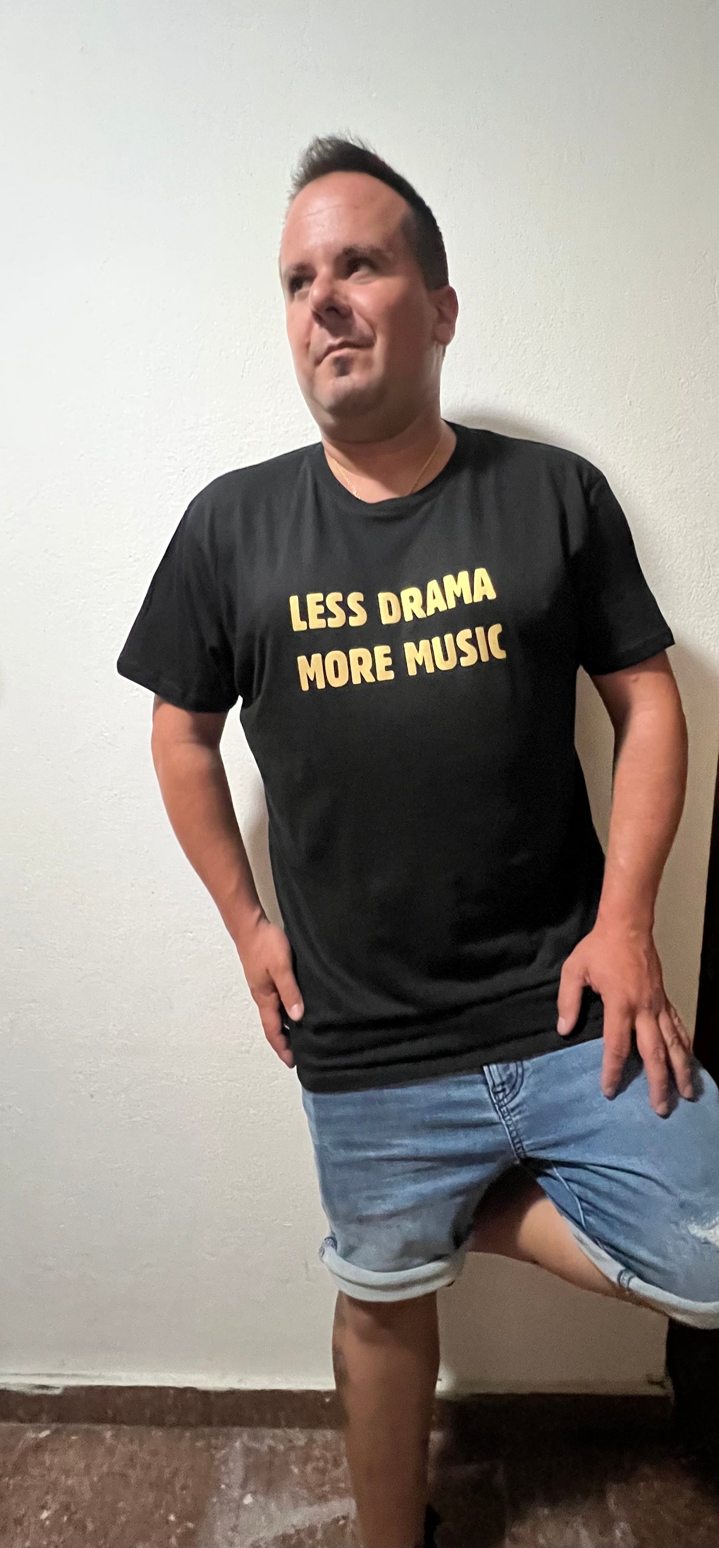 Camiseta Less drama more music algodón