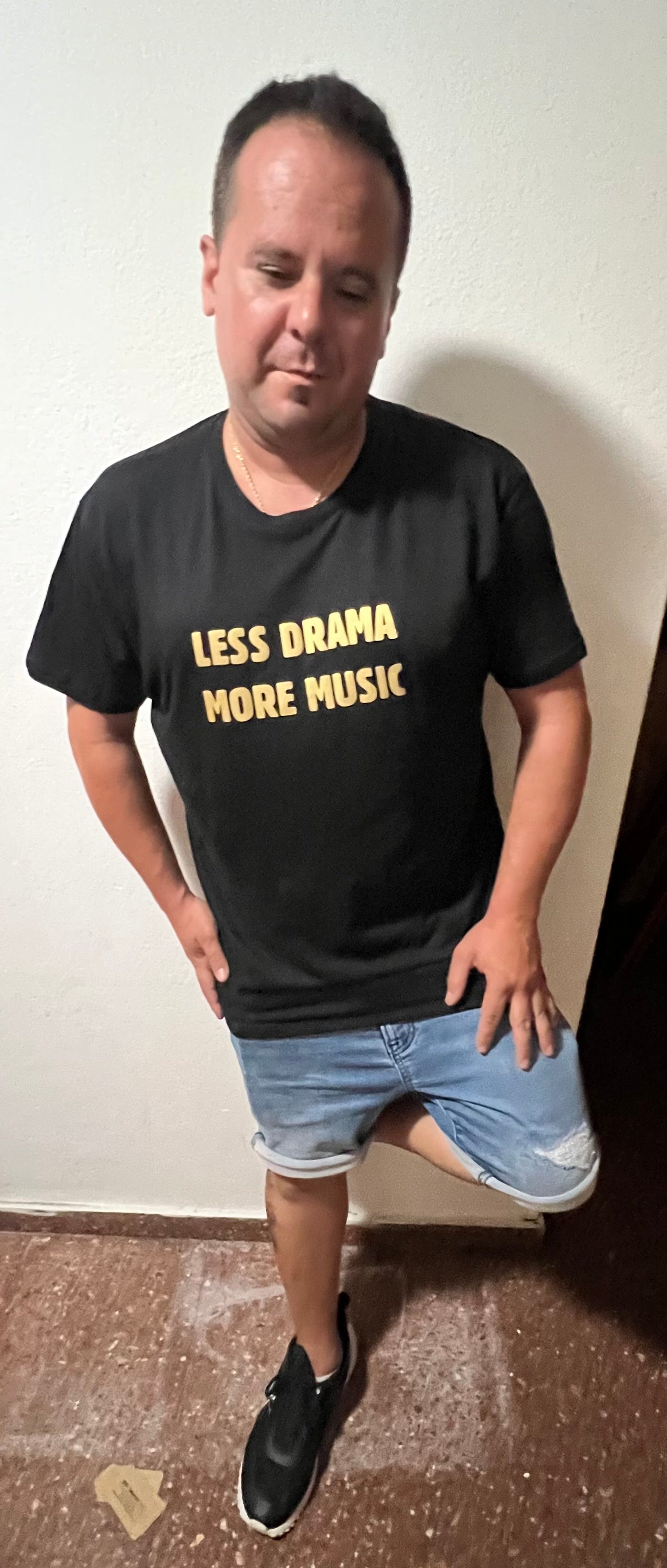 Camiseta Less drama more music algodón