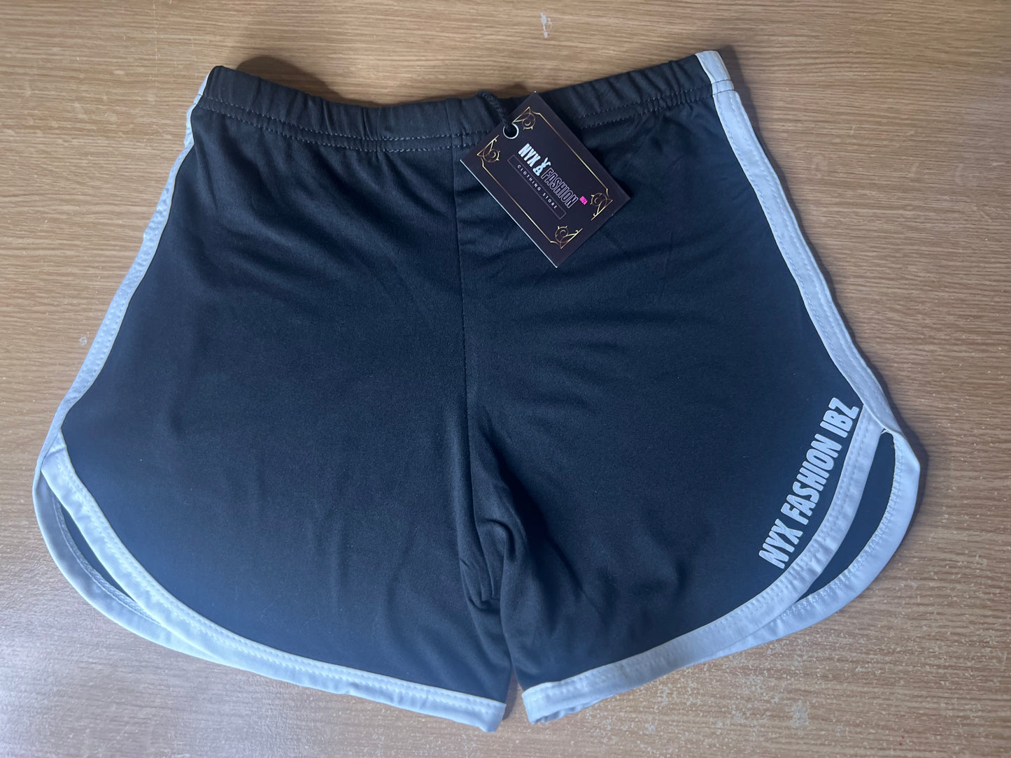 Shorts deportivos mujer "Home is where music sounds loud" negro