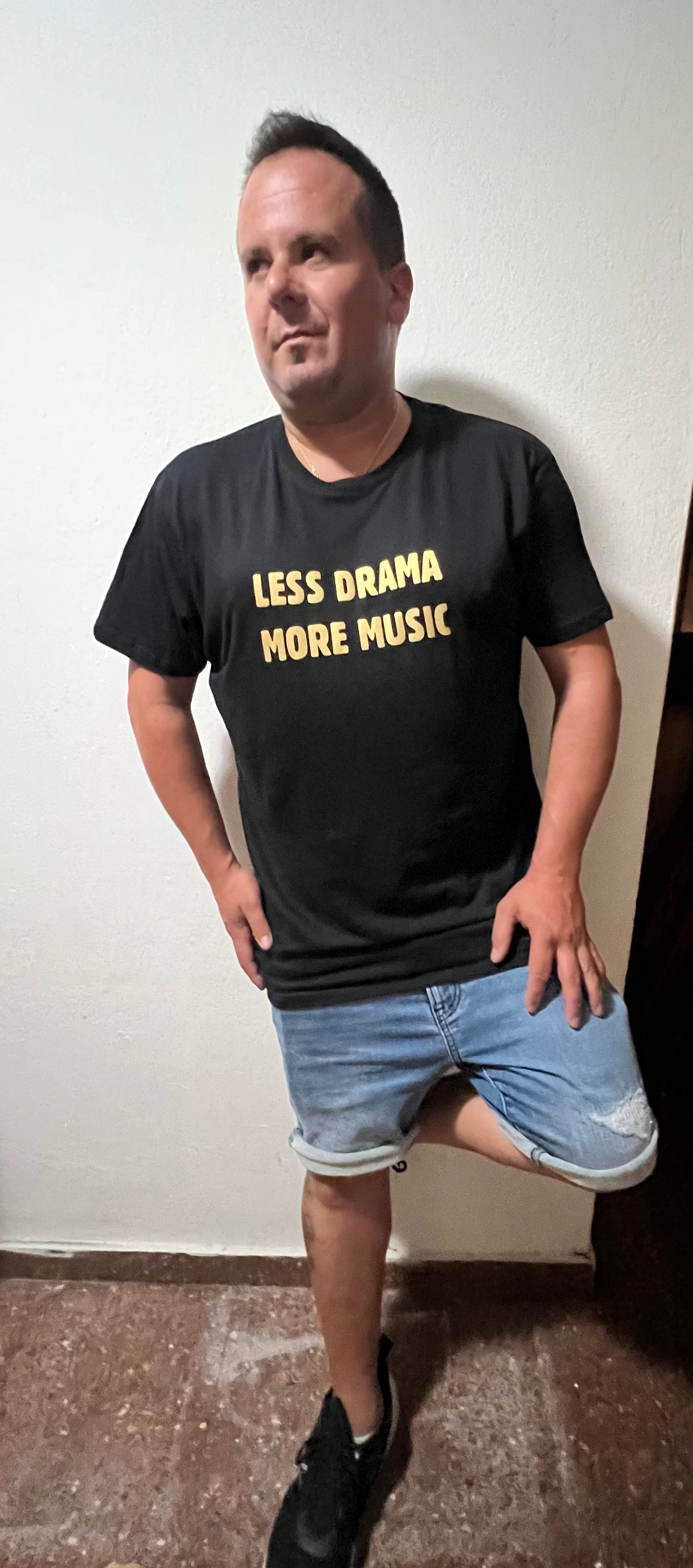 Camiseta Less drama more music algodón