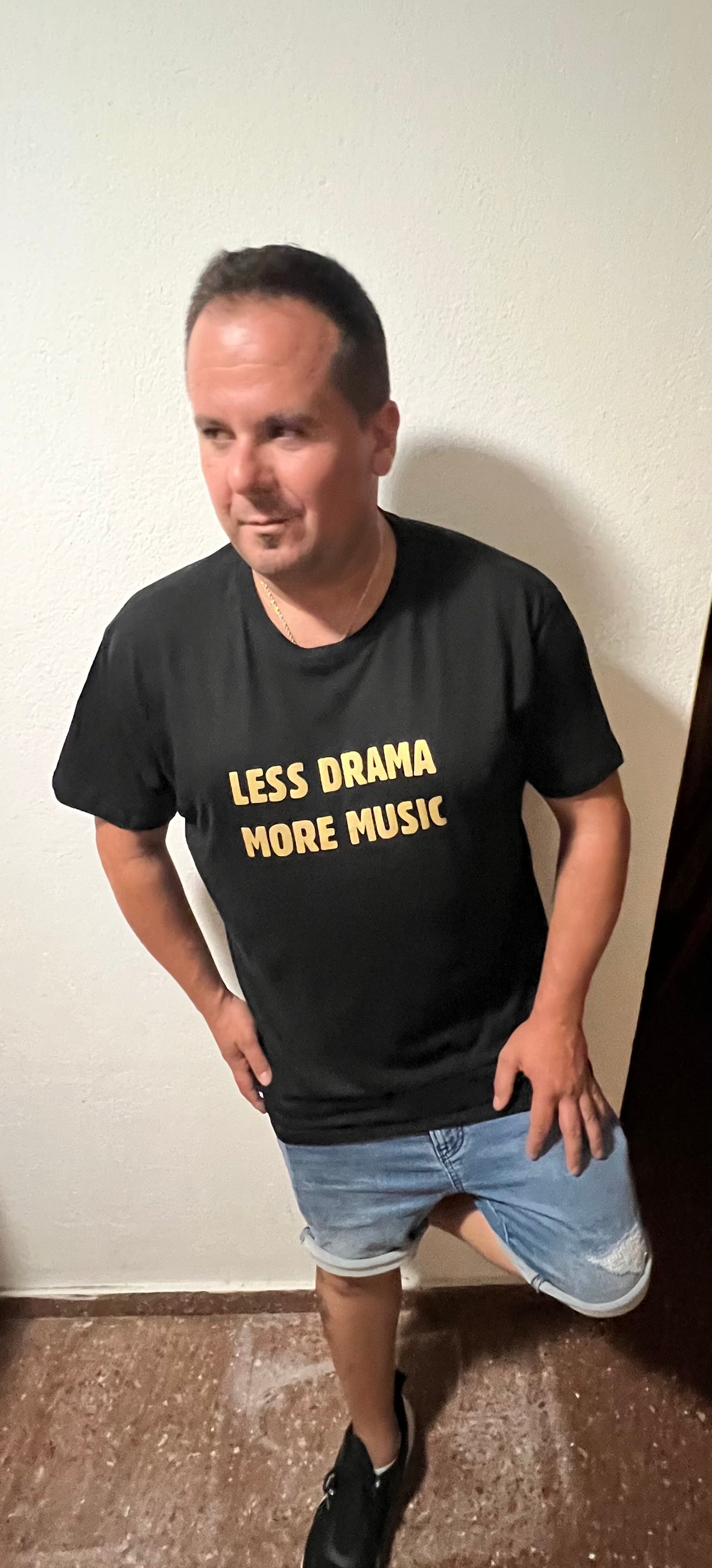 Camiseta Less drama more music algodón