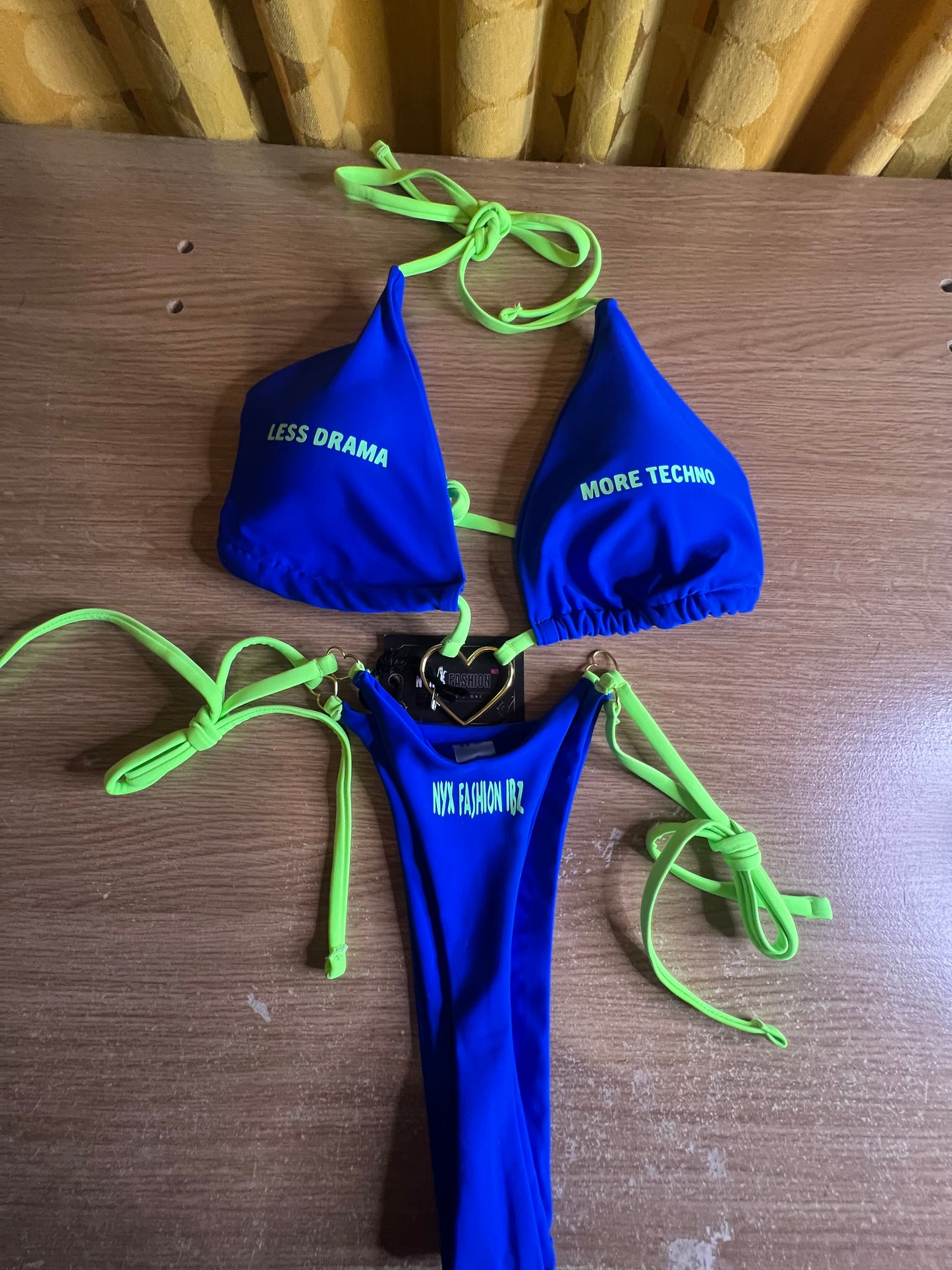 “Less drama more Techno”Bikini azul verde brilla en la oscuridad