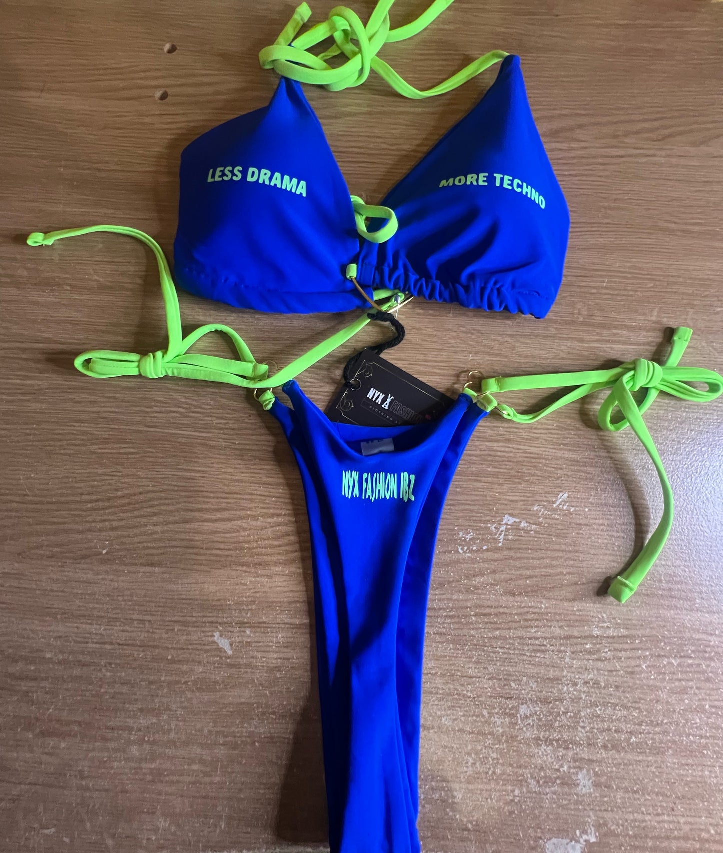 “Less drama more Techno”Bikini azul verde brilla en la oscuridad