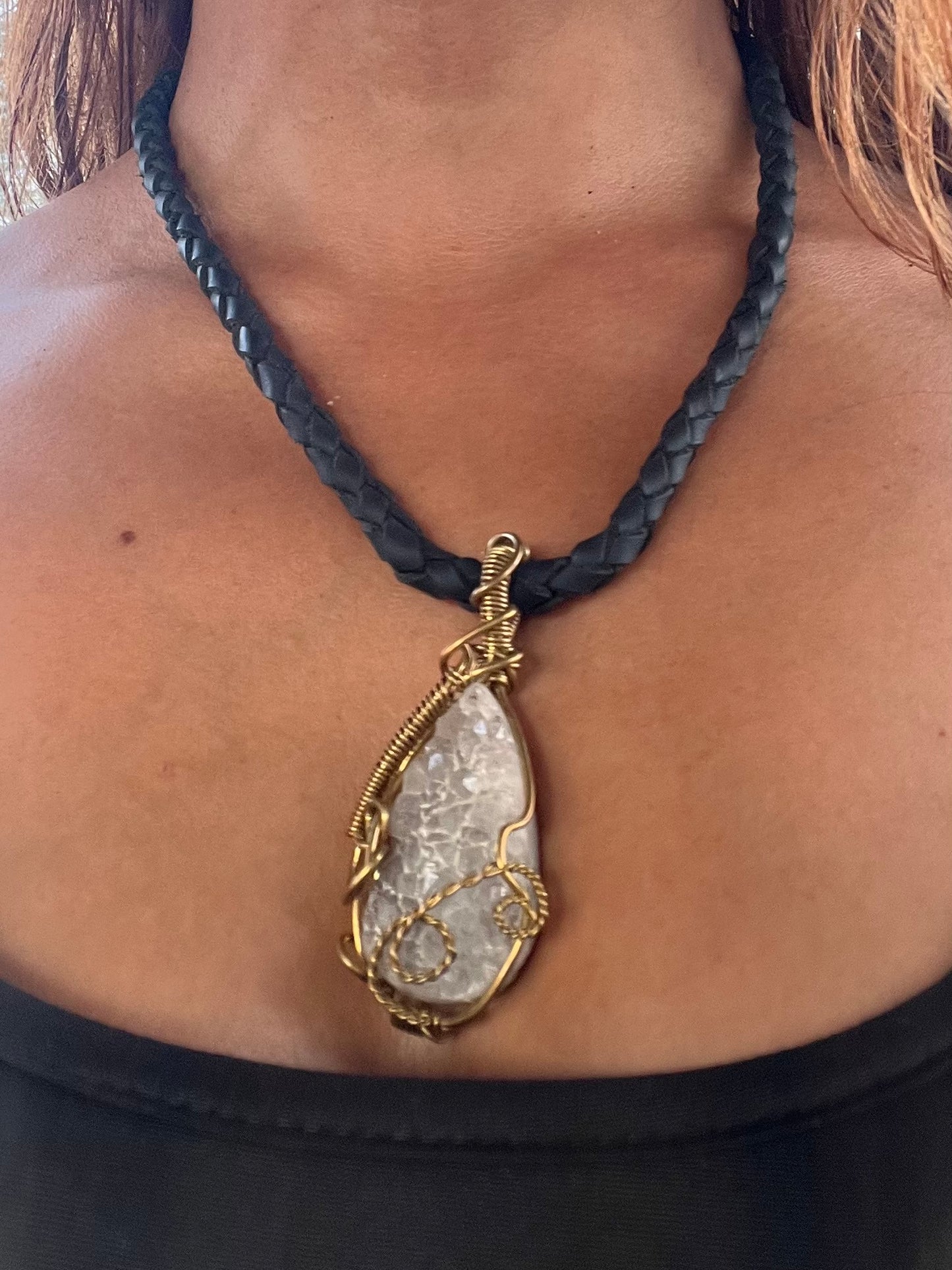 Collar geoda cordón trenzado cuero vegano negro hecho a mano