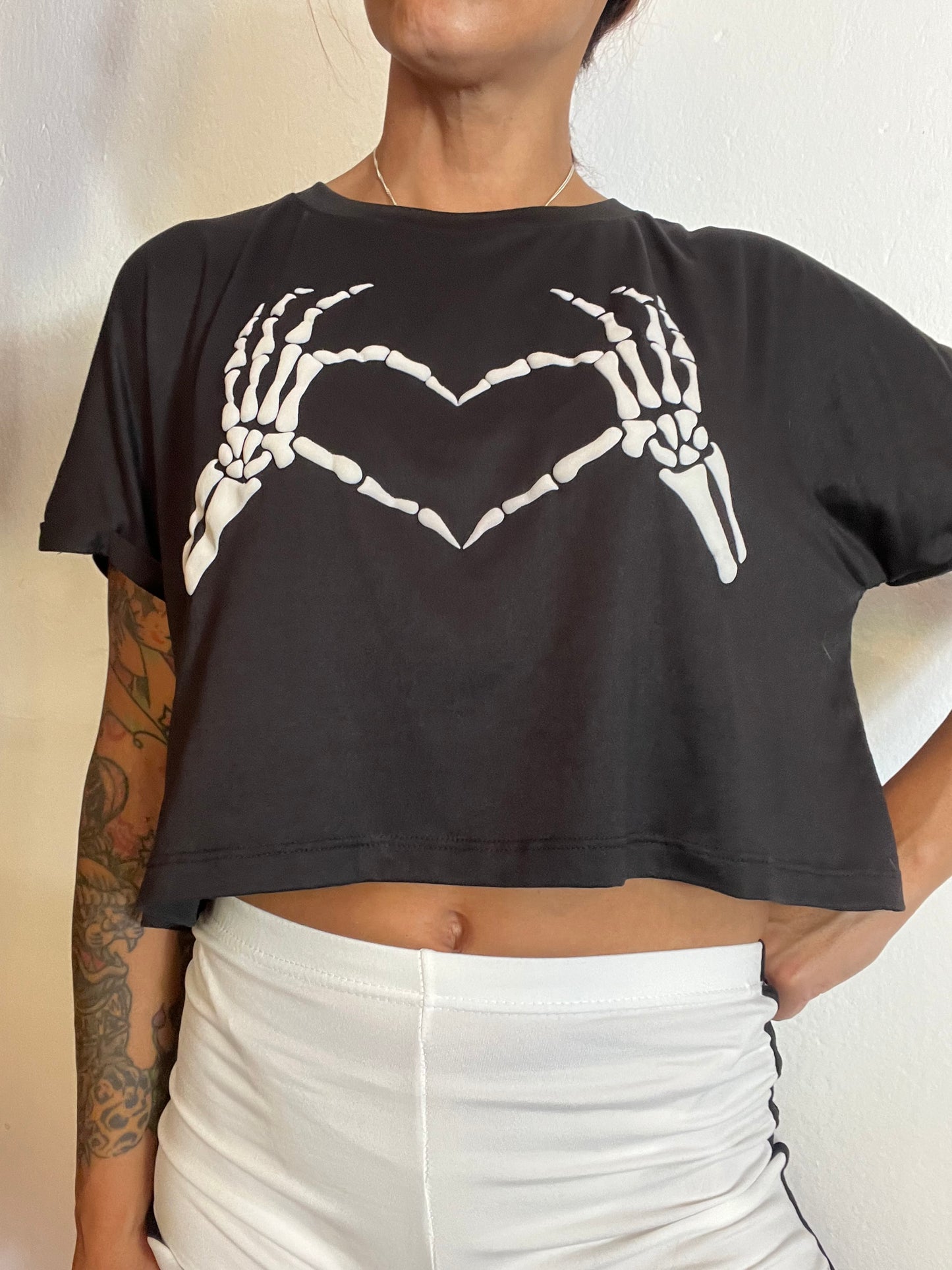 Crop top negro manos calavera corazón de nuestra colección Back to Black