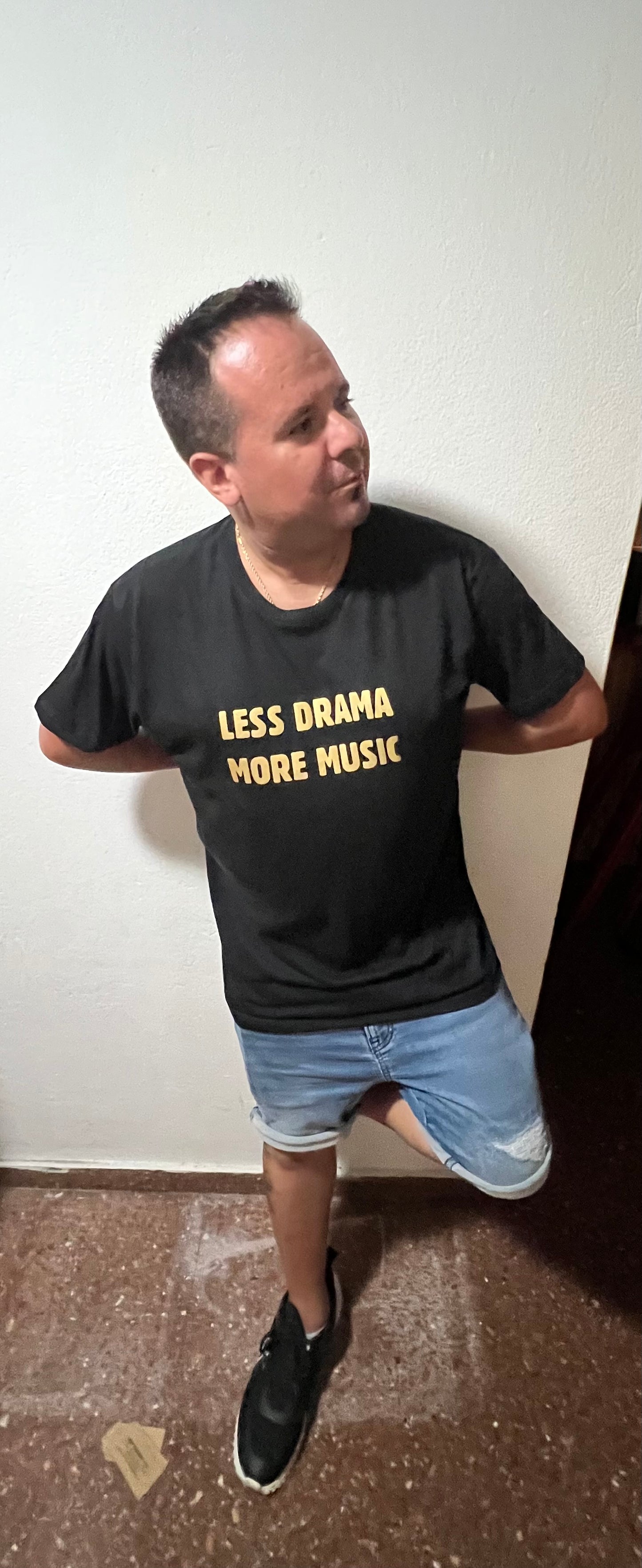 Camiseta Less drama more music algodón