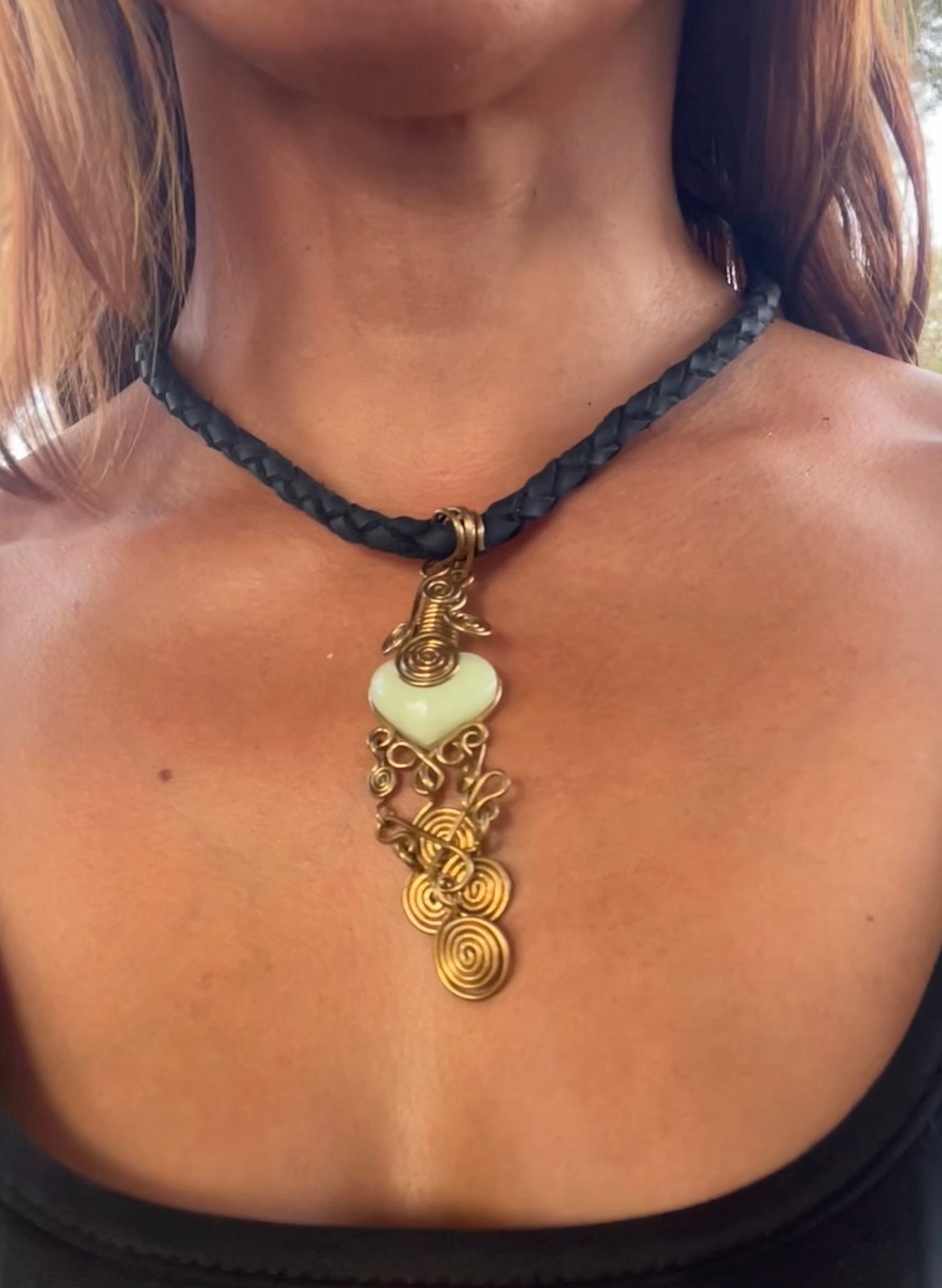 Elegante cordón cuero vegano trenzado negro hecho a mano brilla en la oscuridad