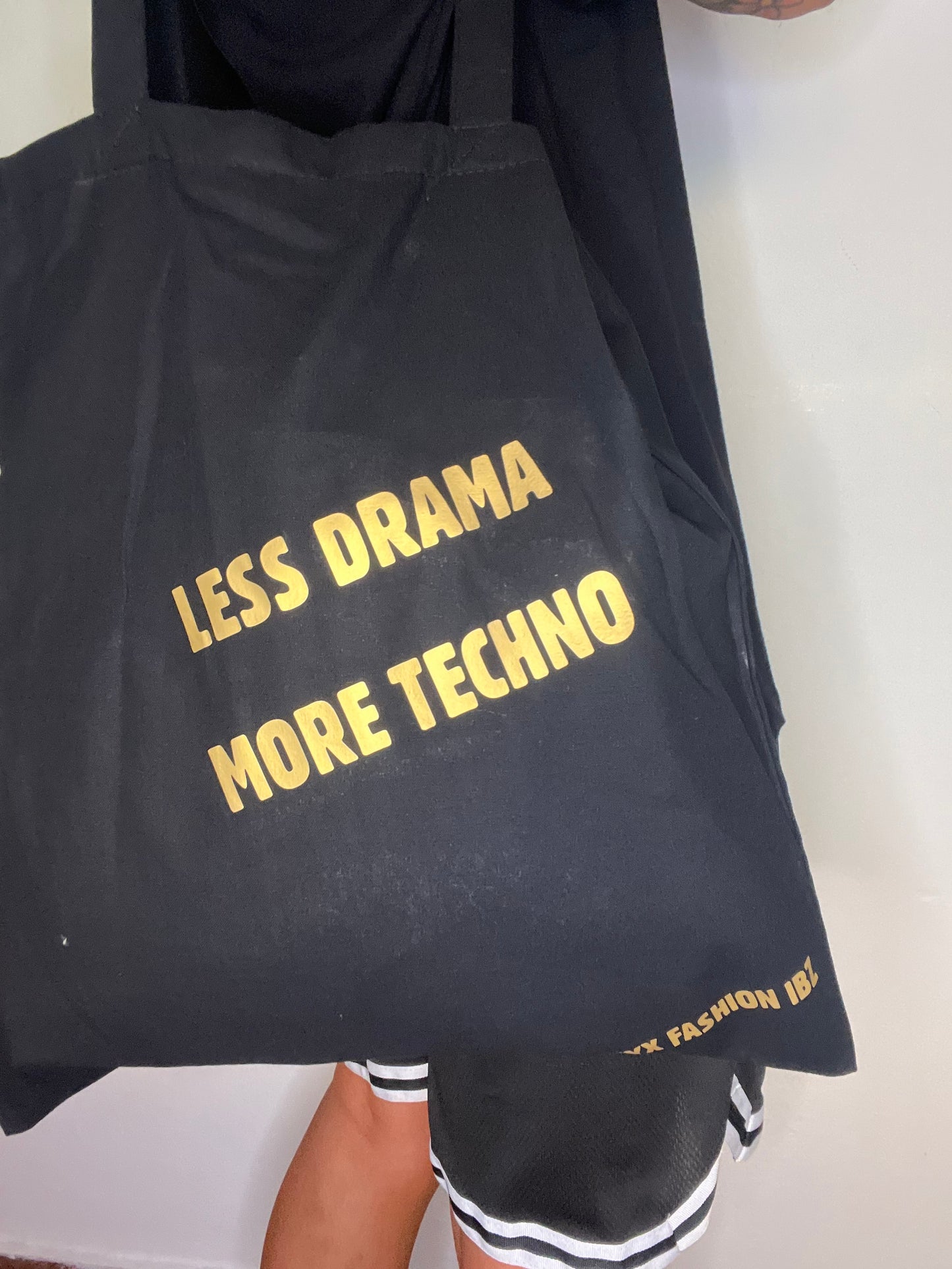 Tote bag negra less drama more techno dorado Nyx Fashion Ibz