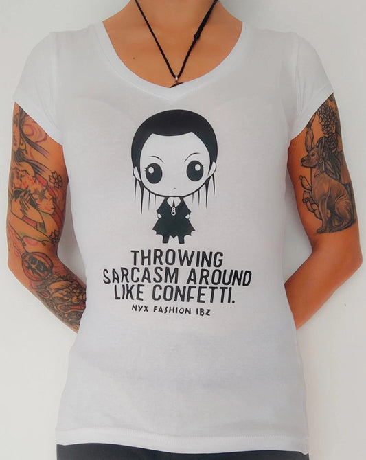 Camiseta blanca de algodón Throwing sarcasm  con estampado de Miércoles Addams de nuestra colección Back to Black.