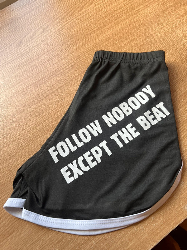 Pantalones cortos deportivos negro Follow nobody except the beat de Nyx Fashion Ibz