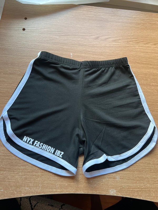 Pantalones cortos deportivos negro Follow nobody except the beat de Nyx Fashion Ibz