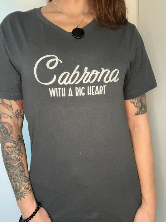 Camiseta gris cabr*na with a big heart  cuello pico V de Nyx Fashion Ibz