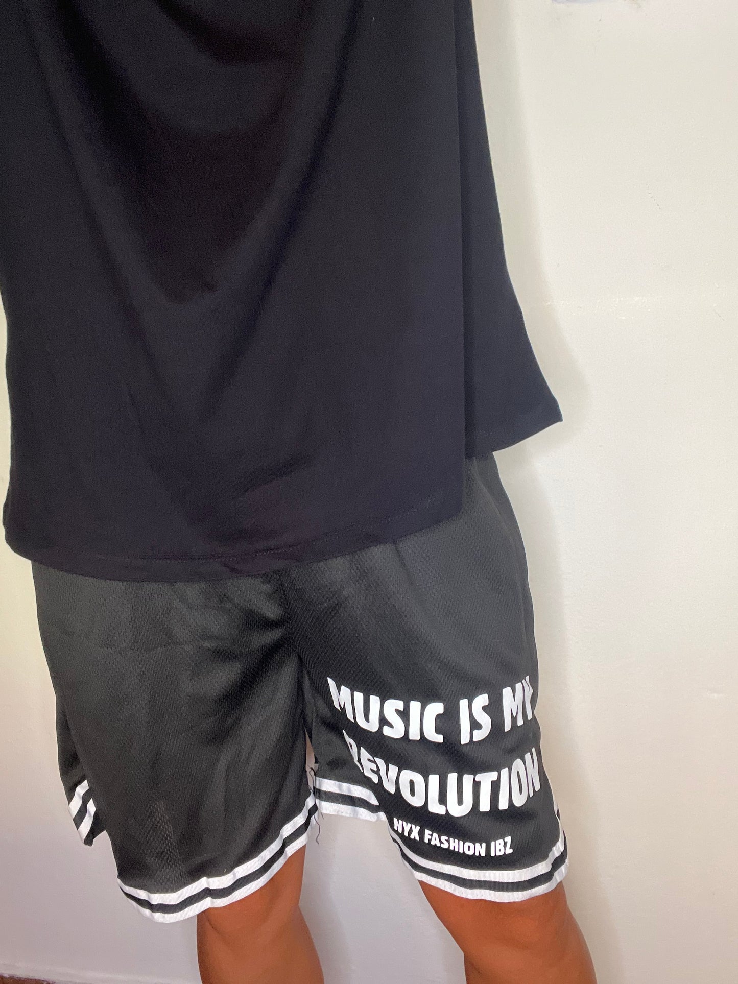 Shorts basket negro deportivos de hombre largos Music is My revolution