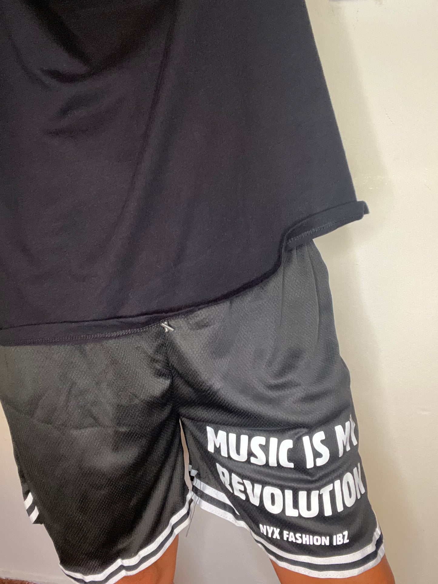 Shorts basket negro deportivos de hombre largos Music is My revolution