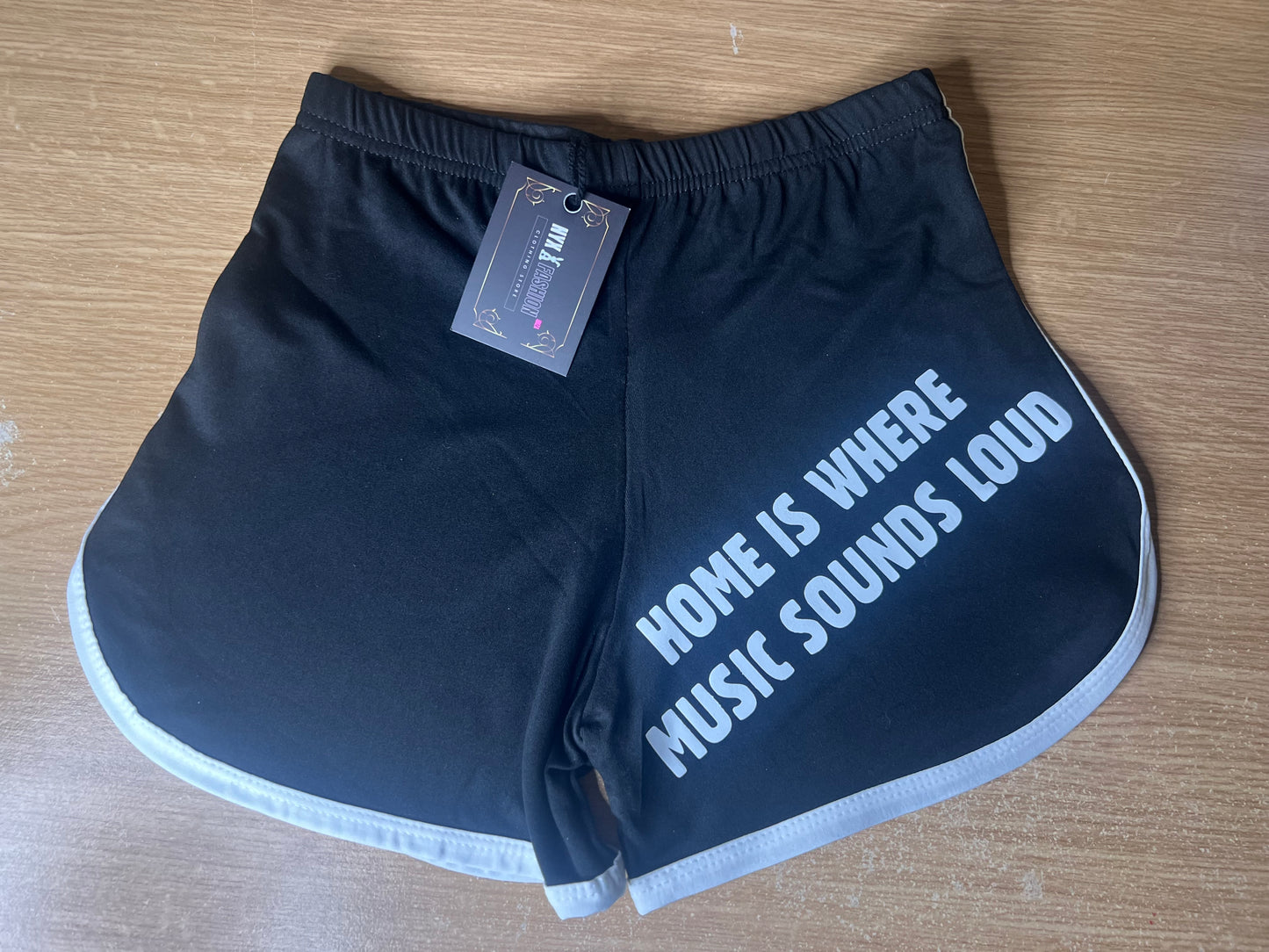 Shorts deportivos mujer "Home is where music sounds loud" negro