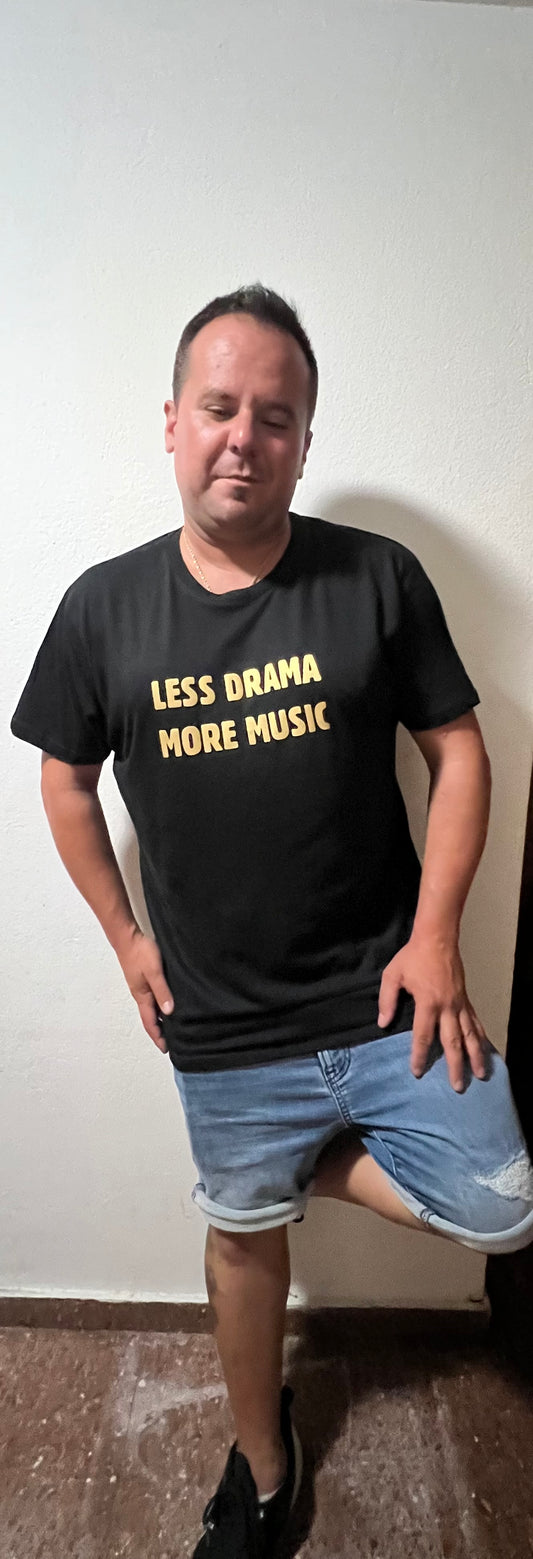 Camiseta Less drama more music algodón