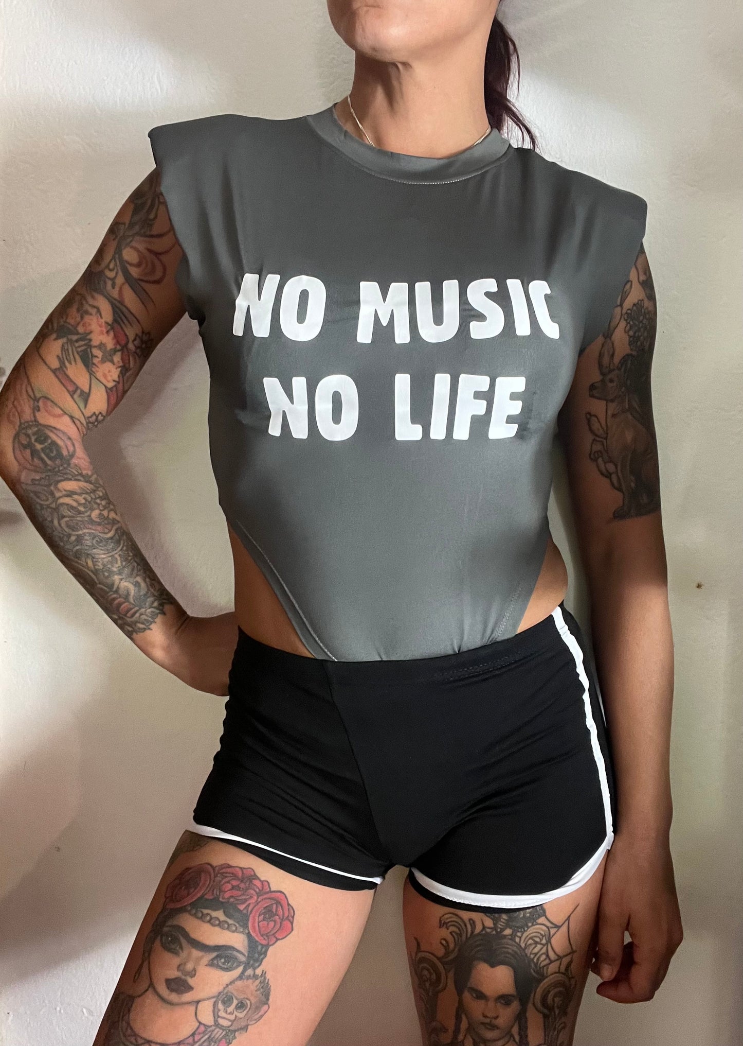 Body gris con hombreras No music no life