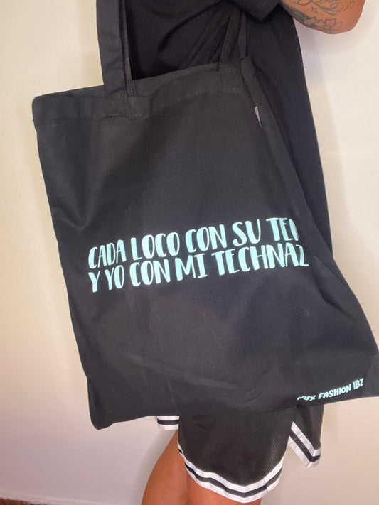 Tote bag negra cada loco con su tema y yo con mi technazo turquesa Nyx Fashion Ibz