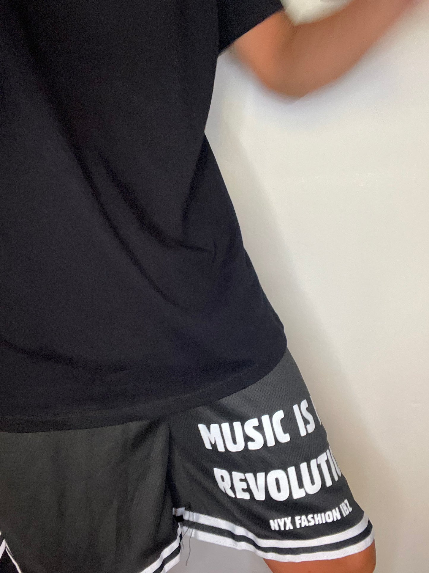 Shorts basket negro deportivos de hombre largos Music is My revolution