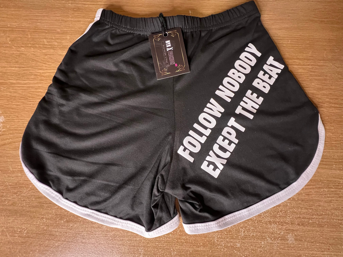 Shorts deportivos mujer follow nobody except the beat