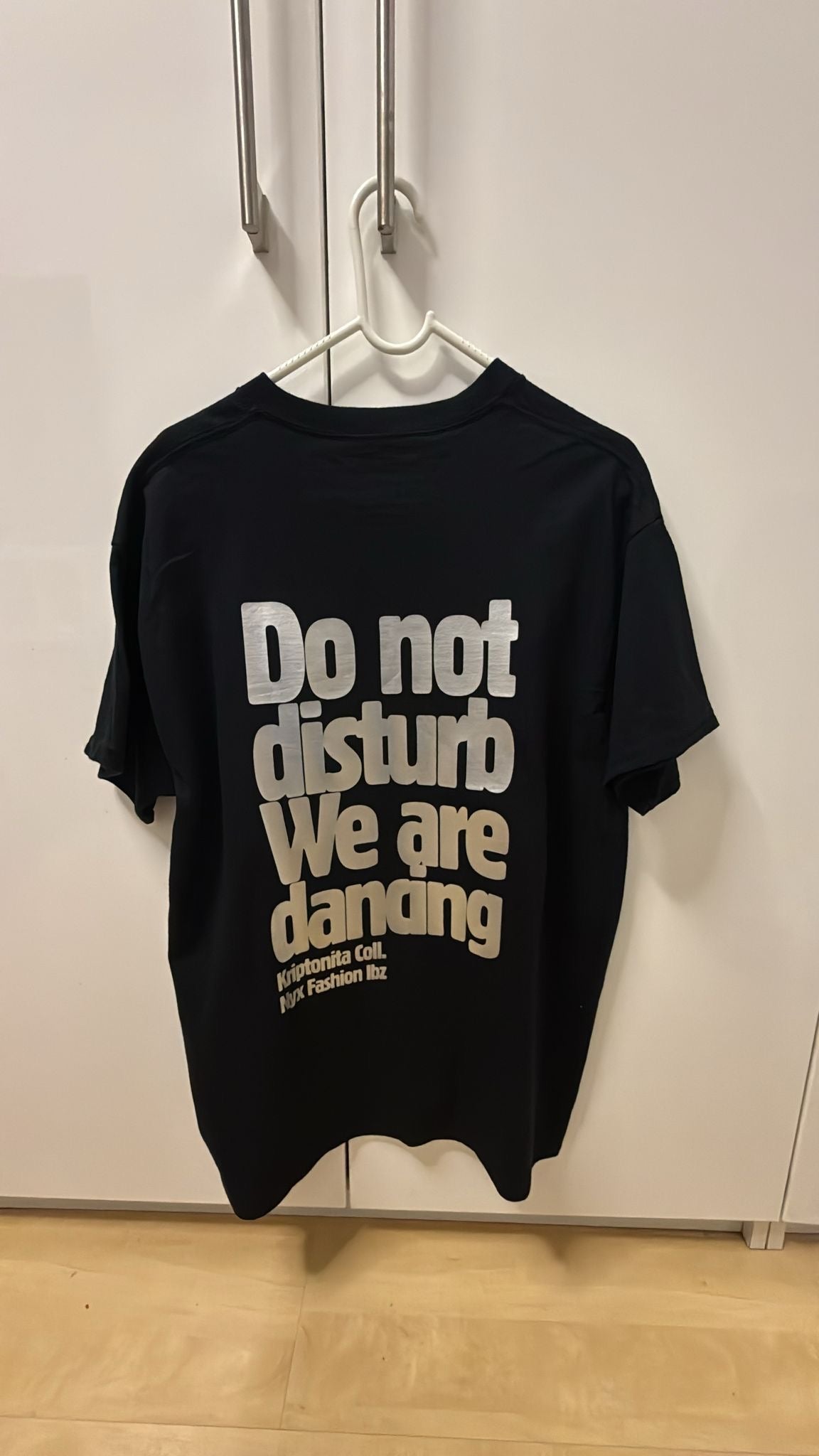 Camiseta Do not disturb we are dancing Kriptonita Coll.