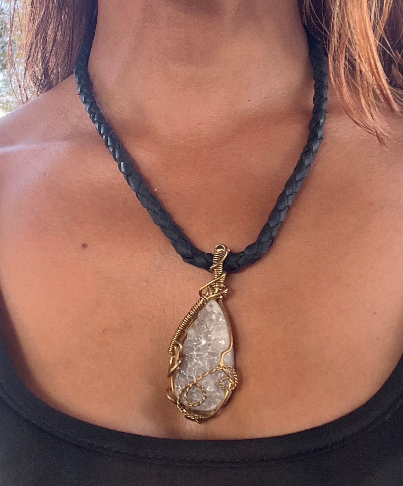 Collar geoda cordón trenzado cuero vegano negro hecho a mano