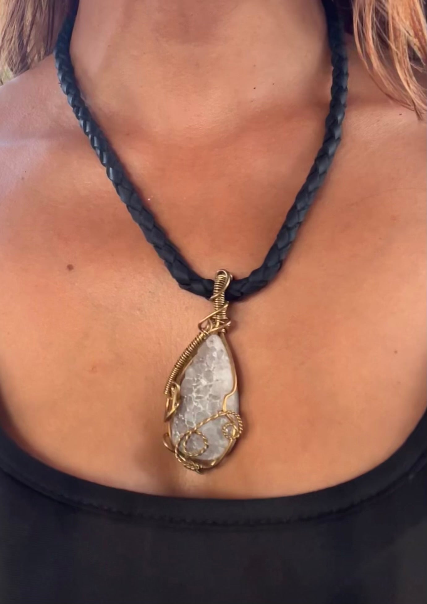 Collar geoda cordón trenzado cuero vegano negro hecho a mano