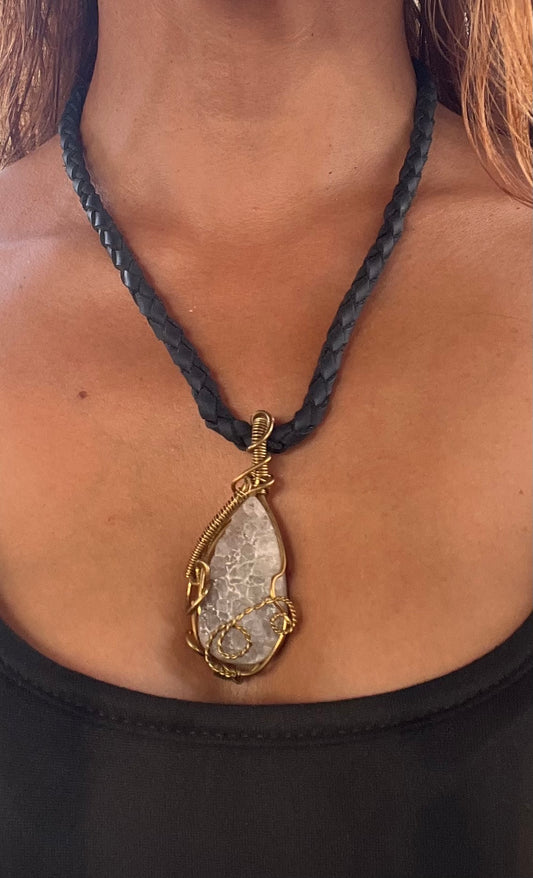 Collar geoda cordón trenzado cuero vegano negro hecho a mano