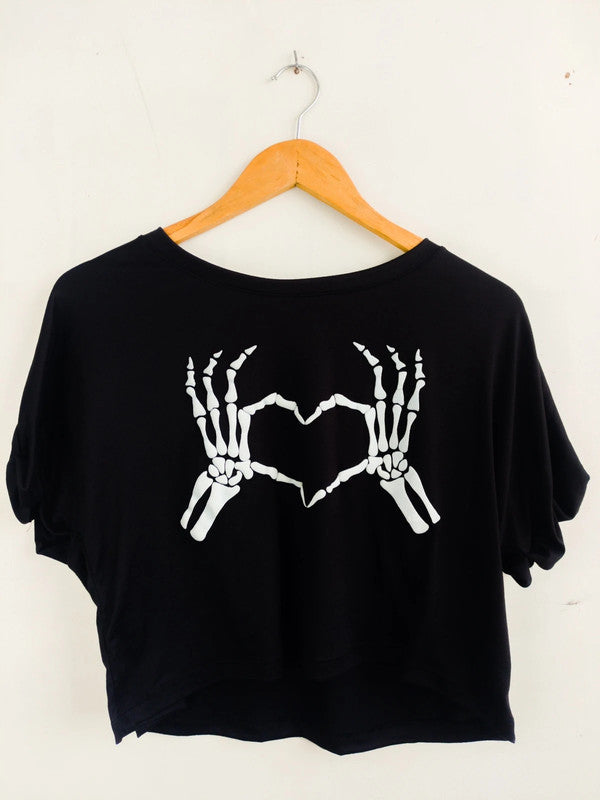 Crop top negro manos calavera corazón de nuestra colección Back to Black