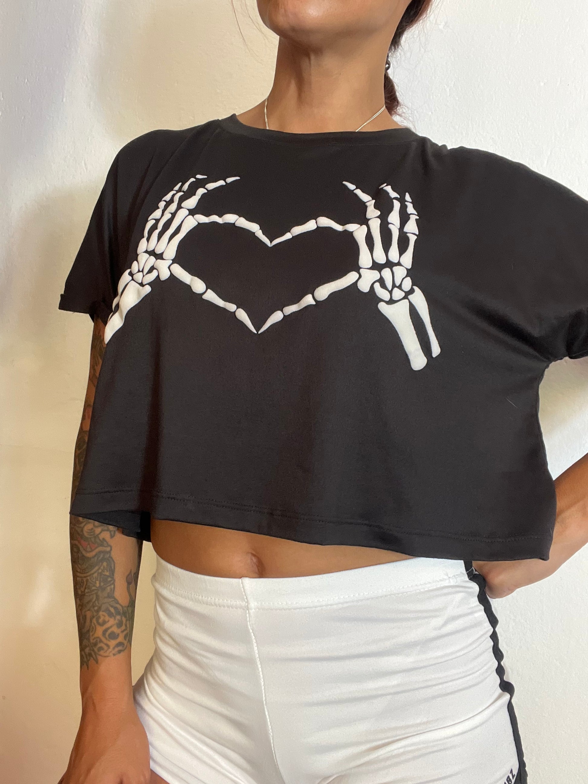 Crop top negro manos calavera corazón de nuestra colección Back to Black