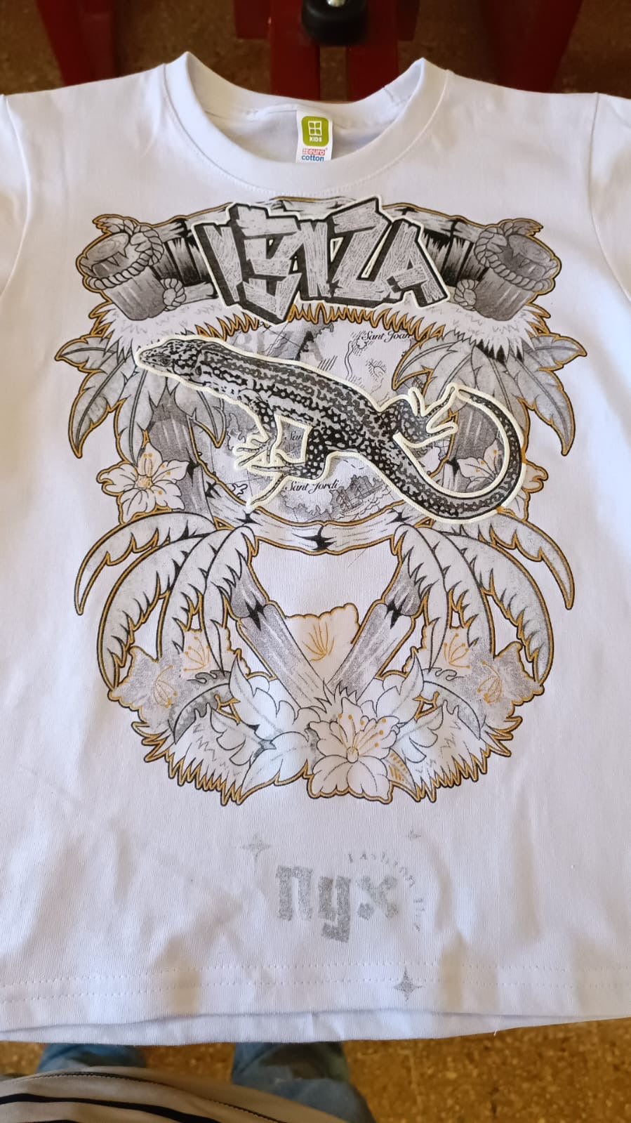 Camiseta mágica Luminaris ibiza sargantana se pinta con el sol