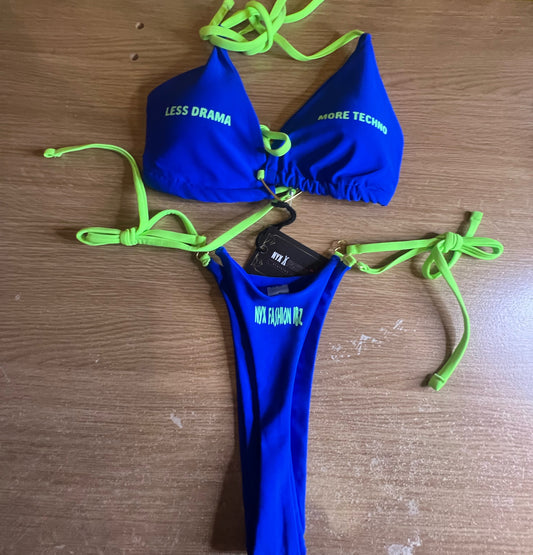 “Less drama more Techno”Bikini azul verde brilla en la oscuridad