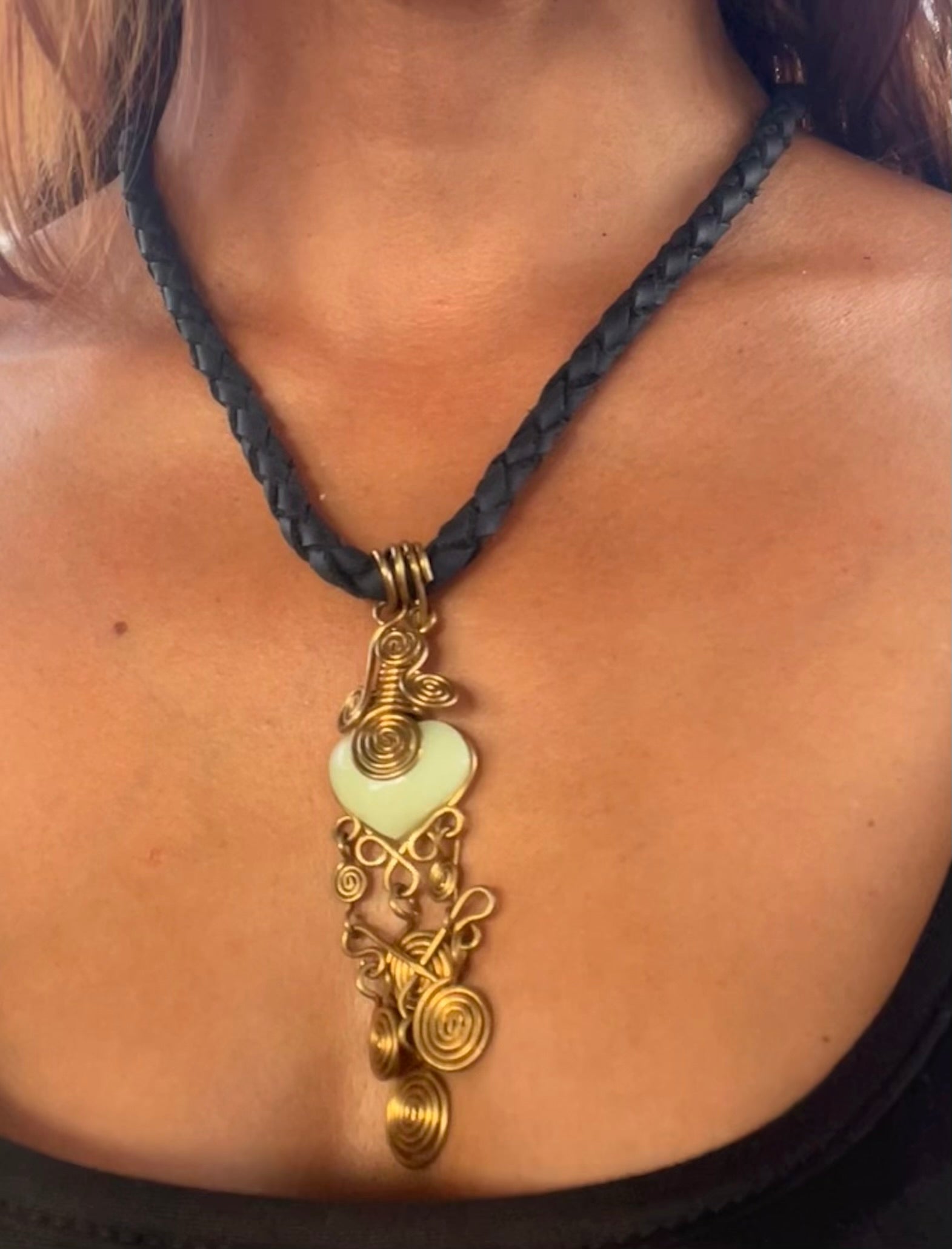 Elegante cordón cuero vegano trenzado negro hecho a mano brilla en la oscuridad