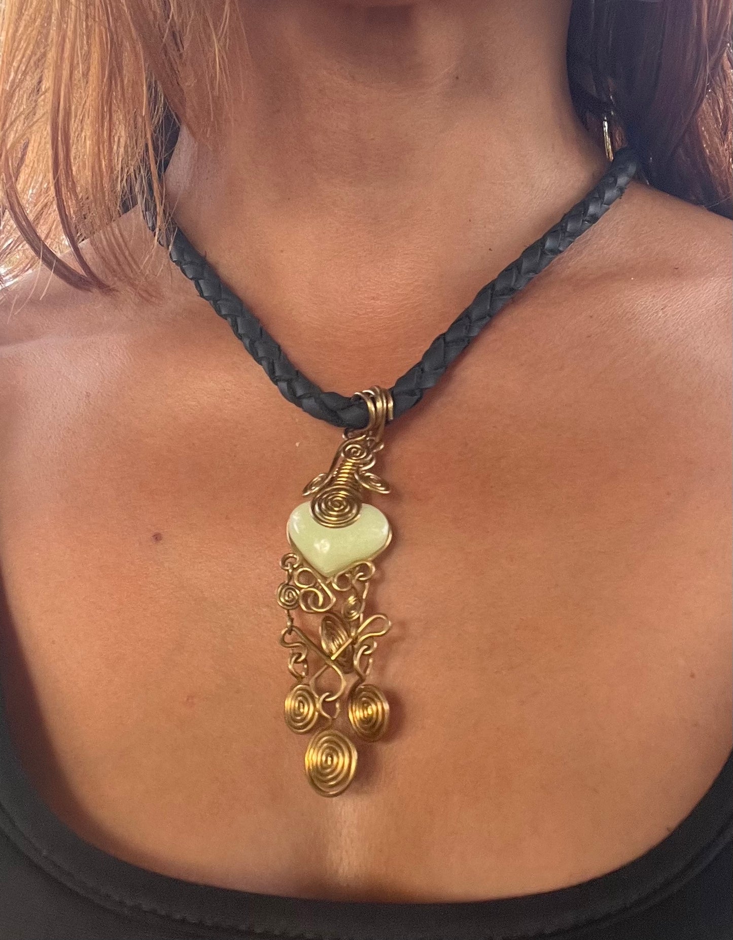 Elegante cordón cuero vegano trenzado negro hecho a mano brilla en la oscuridad