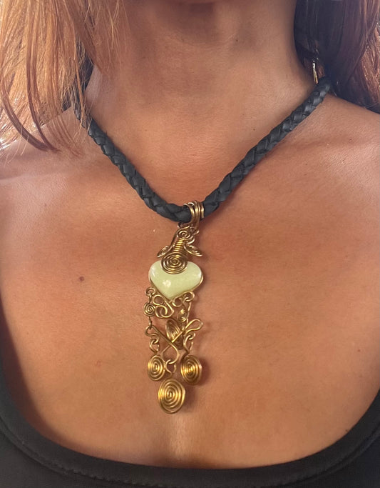 Elegante cordón cuero vegano trenzado negro hecho a mano brilla en la oscuridad