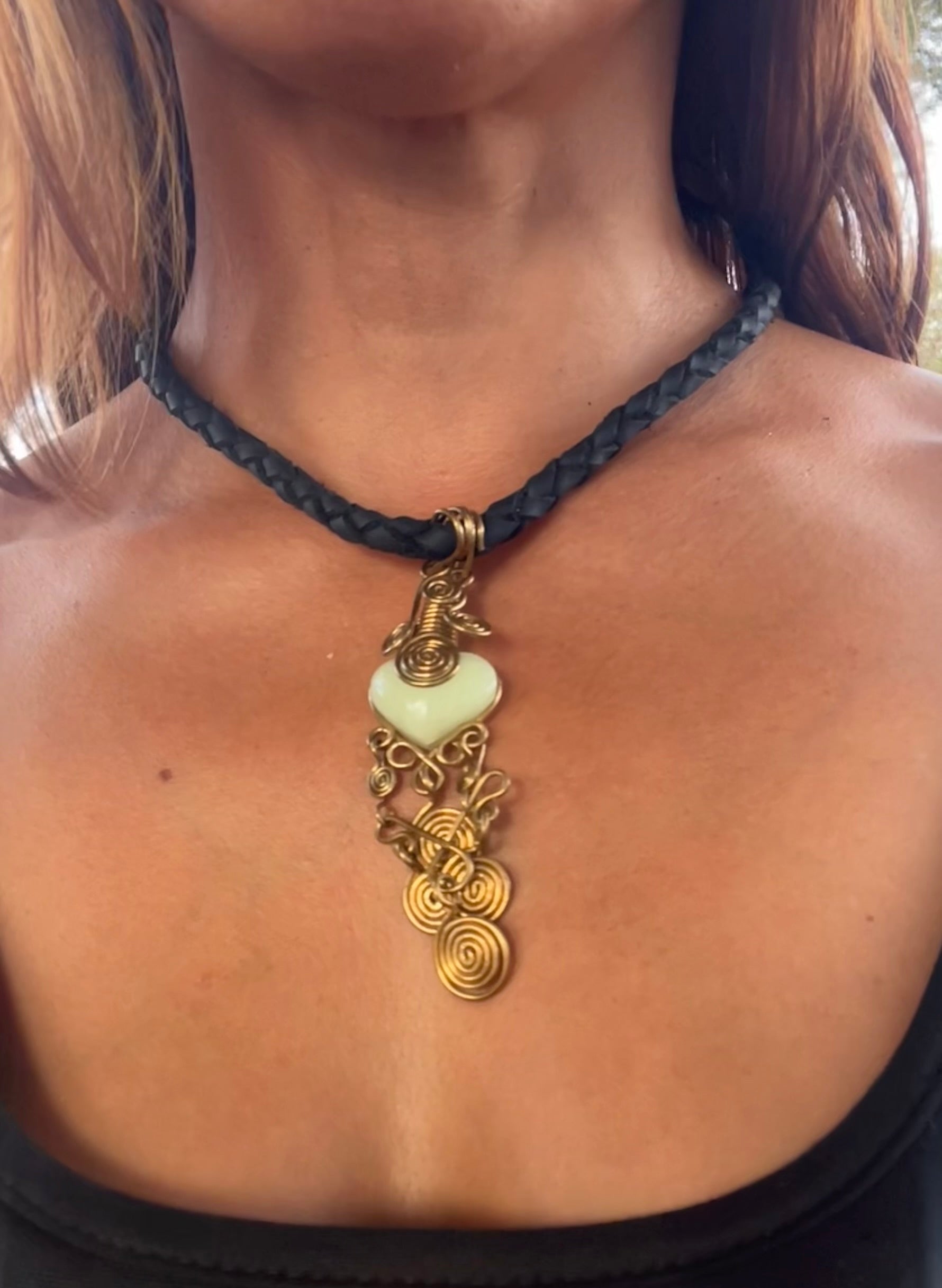 Elegante cordón cuero vegano trenzado negro hecho a mano brilla en la oscuridad