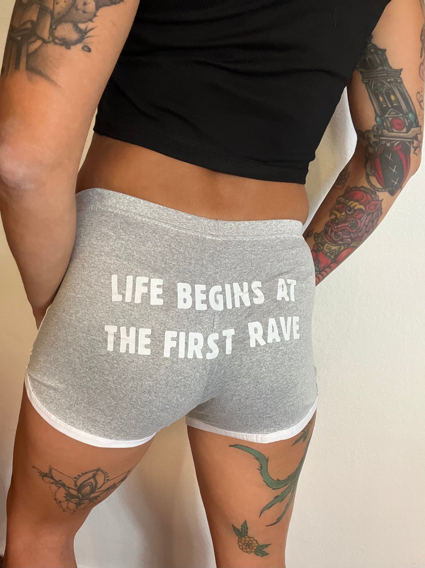 Shorts deportivos  life Begins at the first Rave