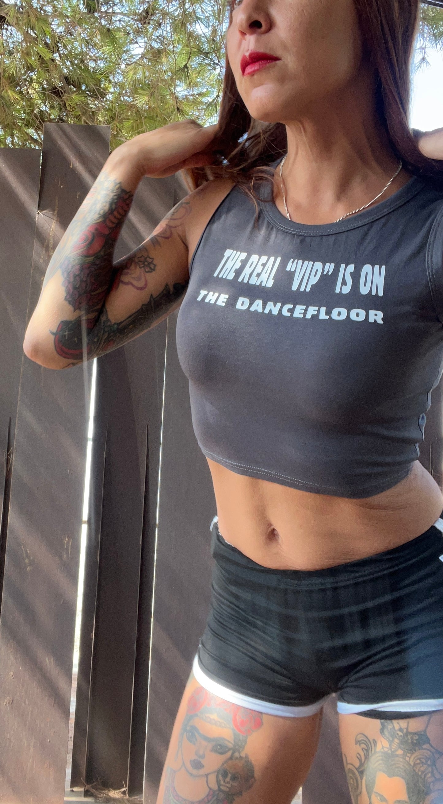 Top corto gris The real VIP is on The dancefloor de Nyx Fashion Ibz