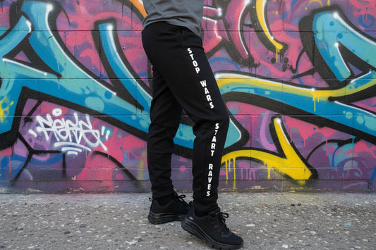 Pantalón deportivo Negro stop Wars Start Raves de Nyx Fashion Ibz