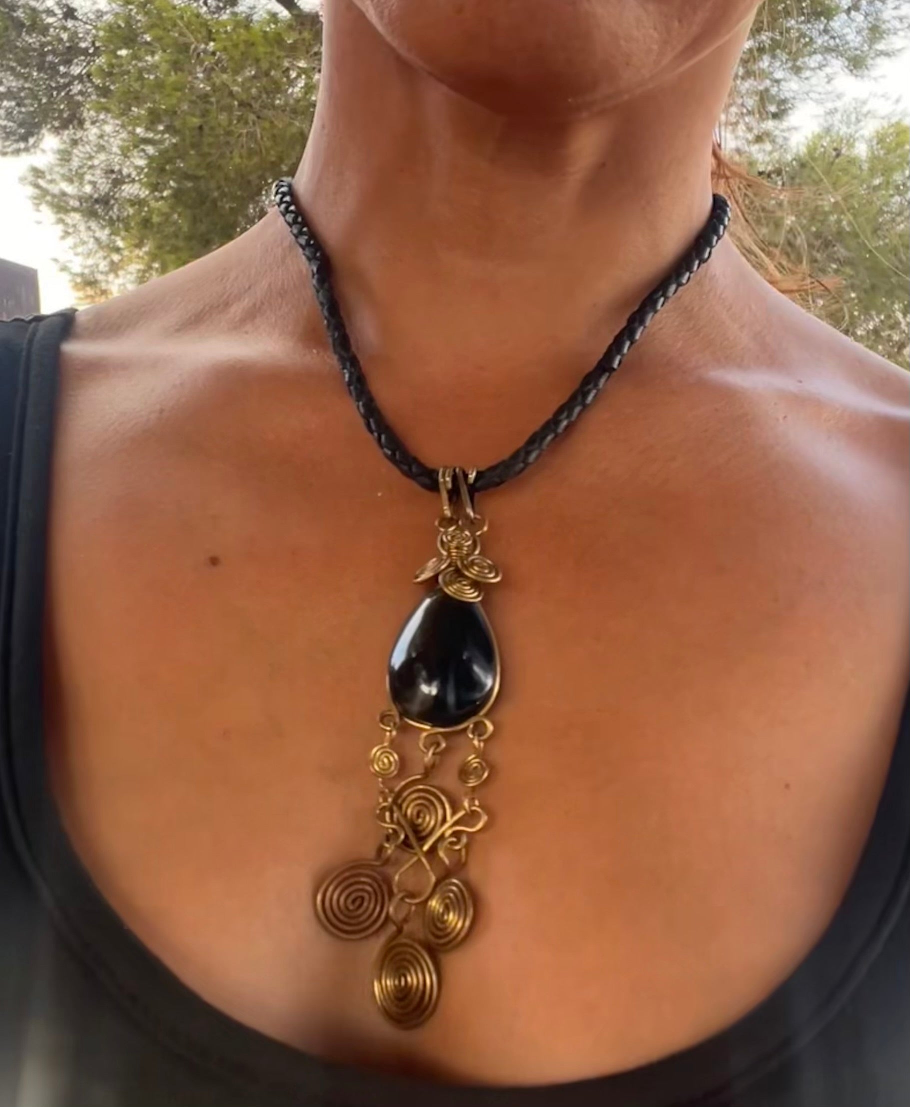 Precioso collar trenzado negro cuero vegano dije obsidiana hecho a mano
