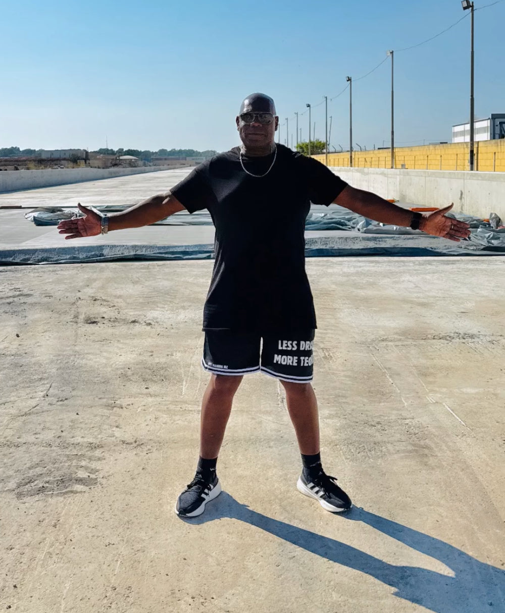 Short negro basket deportivos largos Less Drama More Techno