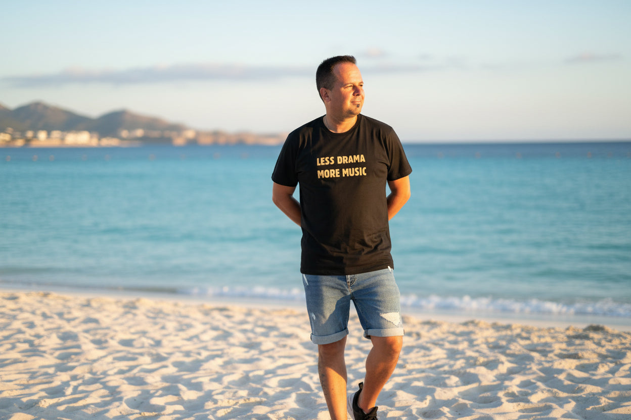 camiseta less drama more music negro dorado