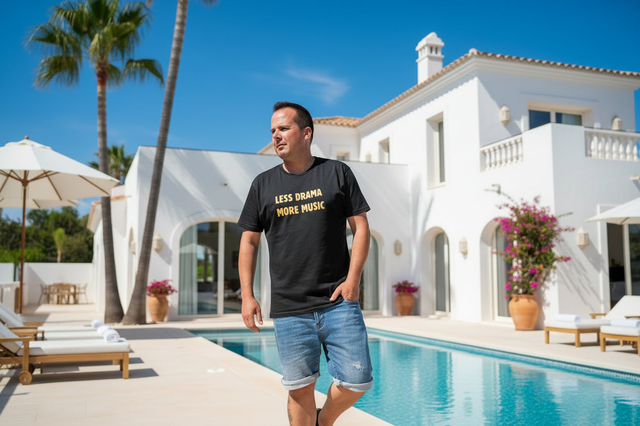 camiseta less drama more music negro dorado