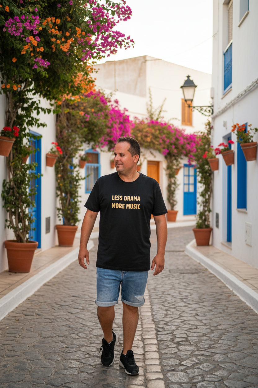 camiseta less drama more music negro dorado